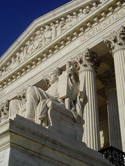 Statue of Justice in front of a courthouse, symbolizing personal injury law in New Jersey.